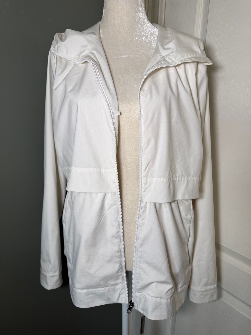 Lululemon White Hooded Rain Jacket Zip Front Windbreaker Size 12 - Picture 7 of 10